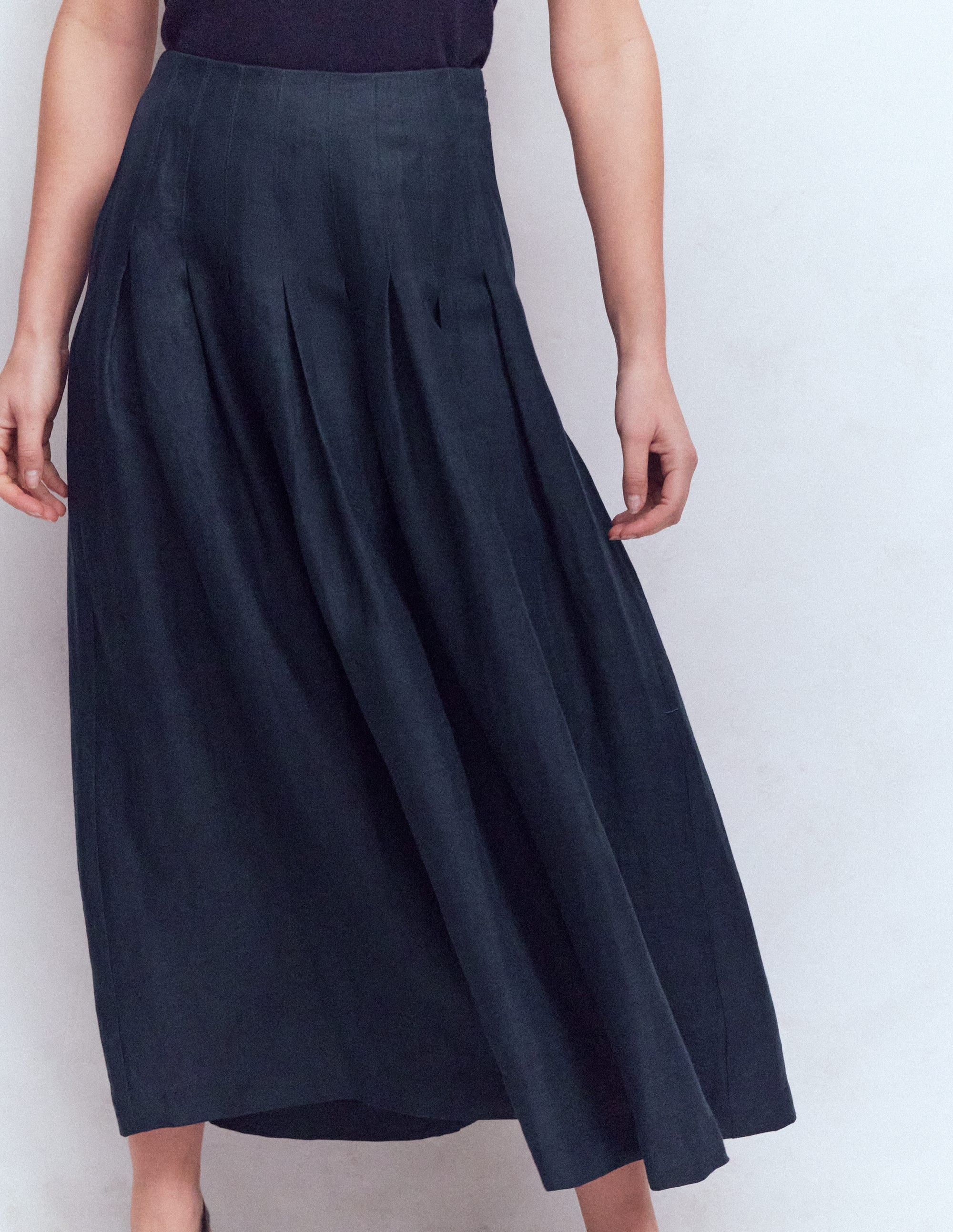 Valentina linen Skirt-Navy - Image 4